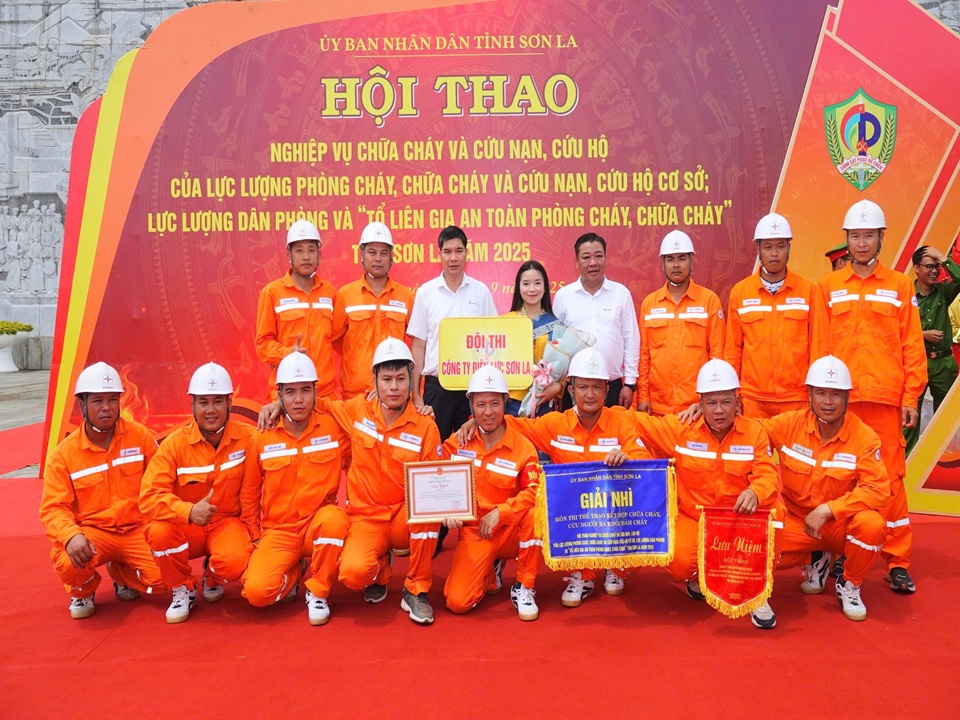 Công ty Điện lực Sơn La nhận Giấy khen của Công an tỉnh tại Hội thao PCCC và CNCH tỉnh Sơn La năm 2025